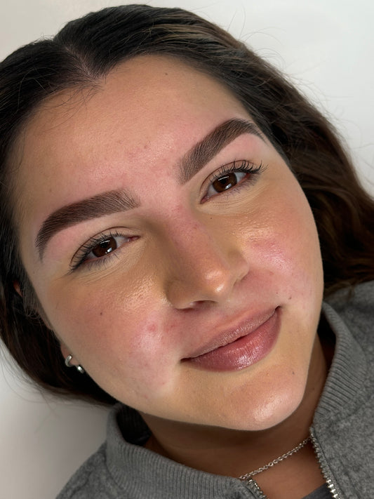 Diseño de Cejas con Henna